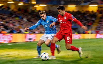 欧冠半决赛曼城对阵拜仁激烈争抢画面